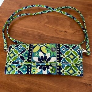 NWOT Vera Bradley Crossbody Clutch Purse/Wallet - detachable strap. Perfect!